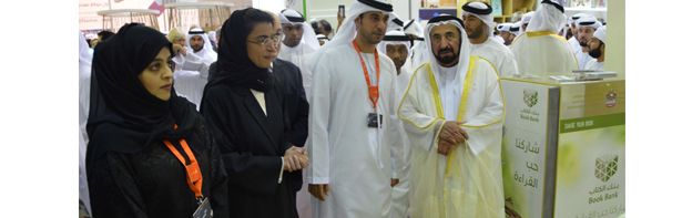 حاكم الشارقة يتفقد جناح وزارة ” الثقافة” ويثني علي أركانه وخدماته