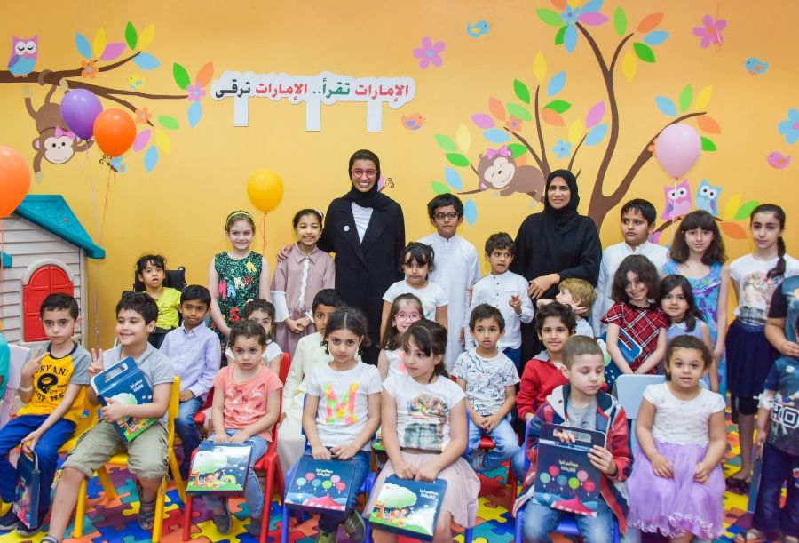نورة الكعبي تزور مرضى الأطفال في خليفة الطبية وتسرد عليهم قصص بمناسبة شهر القراءة