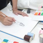 تصميم الملابس وتنسيق الألوان